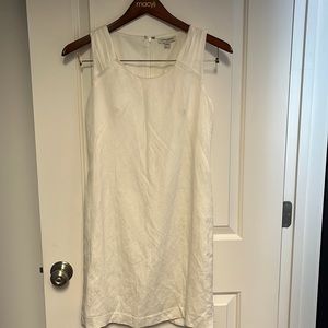 Banana Republic white linens dress. Never worn and tag still on it. Size 2.